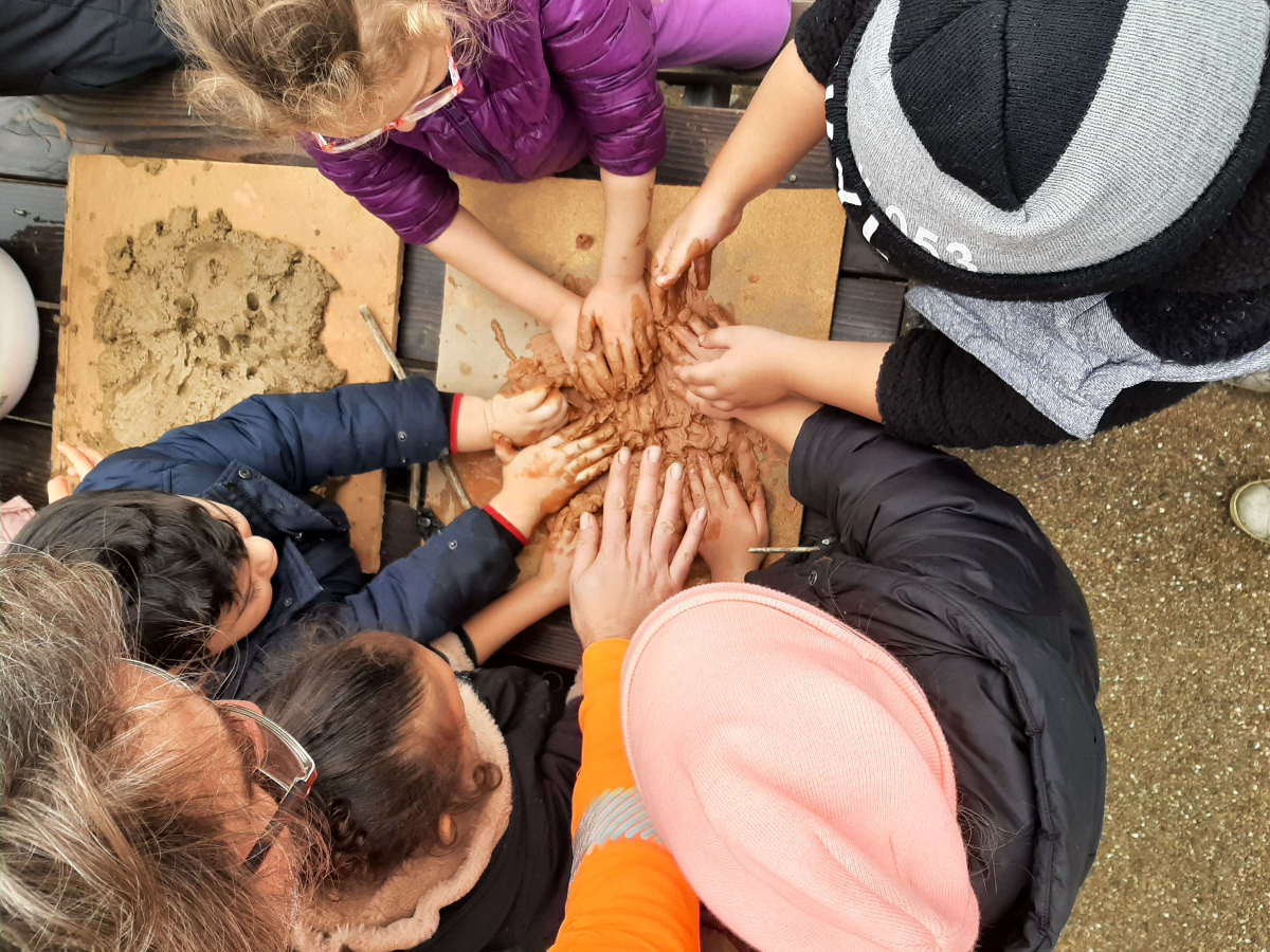 Enfants les mains dans la terre